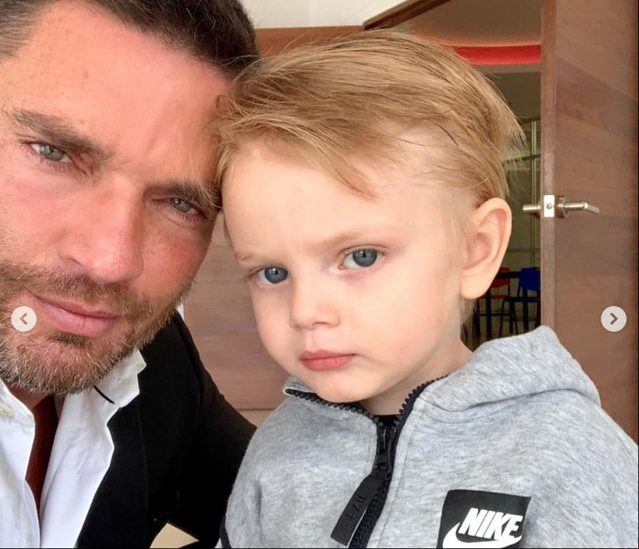 A pesar de la disputa legal que mantiene con Marjorie de Sousa, Julián Gil pudo ver a su hija Matías el pasado 27 de agosto, compartiendo ese emotivo momento en su cuenta de Instagram. “Te amo hijo. Día a día lograremos estar juntos para siempre”, expresó.