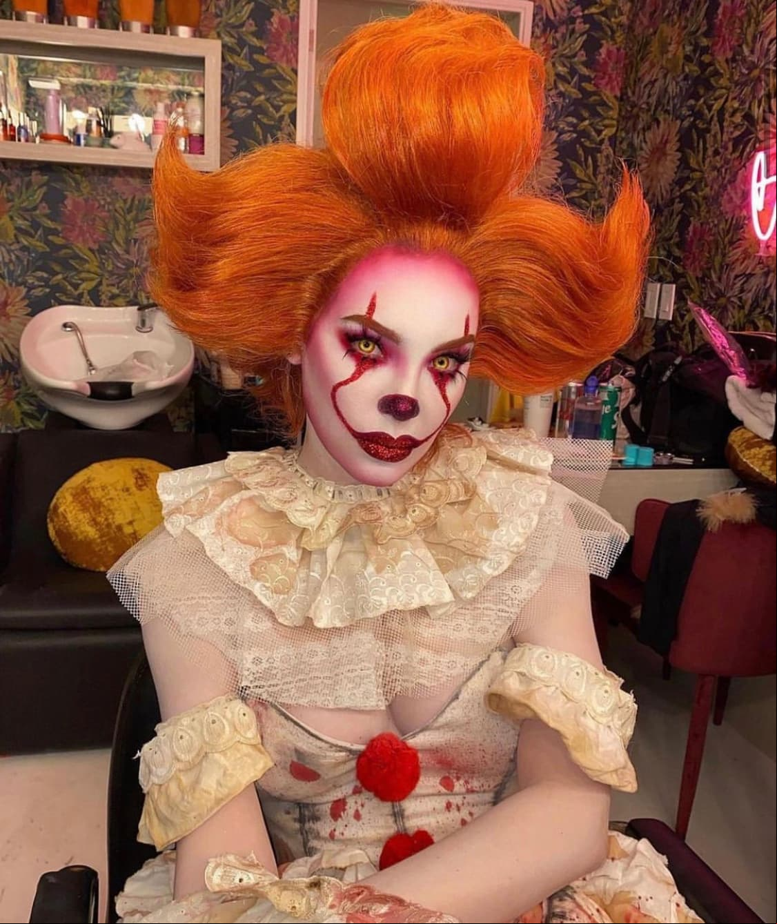 El sábado 31 de octubre, Belinda compartió con sus más de 12 millones de seguidores en Instagram, el espectacular disfraz y maquillaje que eligió para esta celebración. La estrella de pop personificó al tétrico payaso 'Pennywise' de la película 'IT'.