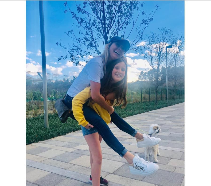 En octubre de 2019, Bazán reveló que sus hijas acudían a terapia tras separarse de Gabriel Soto, ya que las niñas, sobre todo su primogénita Elissa, estaban afectadas porque el actor tenía un romance con Irina Baeva. Sin embargo, tras las declaraciones de su exesposa, el actor lo negó todo: “Mis hijas están perfectamente bien. Nada más que decir”.