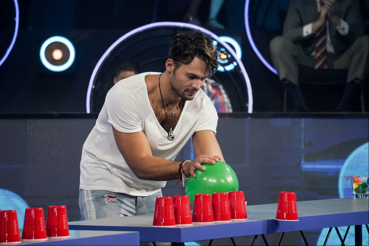 Erika y Emmanuel se enfrentaron en ‘A soplar’ en el que inflaron un globo cada para tirar 30 vasos que estaban en una mesa.