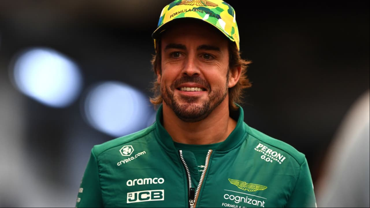 Fernando Alonso confirma que seguirá en Aston Martin: “Estoy aquí para quedarme”