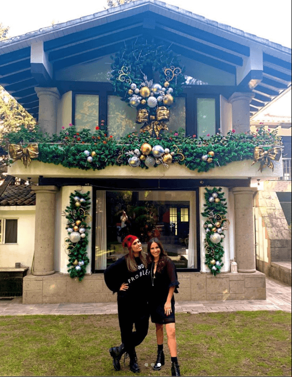 La fachada, quedó en evidencia en las fotografías que compartió en diciembre pasado cuando mostró su decoración navideña, y cuenta con grandes ventanales, columnas y tejados en color café, que contrastan con las tonalidades blancas.