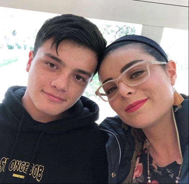 Además de tener una relación muy cercana, Violeta Isfel y su hijo Omar comparten rasgos físicos muy similares. La actriz tuvo a su hijo cuando tenía tan solo 19 años.