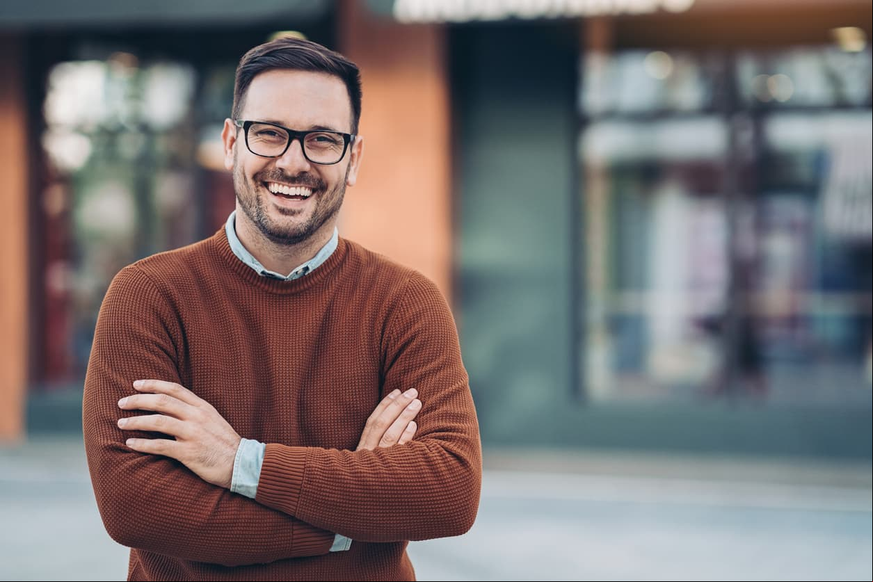 Suéter tejido. Además de verse bien y combinar con todo, es una prenda básica que se puede usar a lo largo de todo el año. Dependiendo del color, puedes combinarlo con distintos tipos de trajes, jeans, botas, zapatos o tenis.