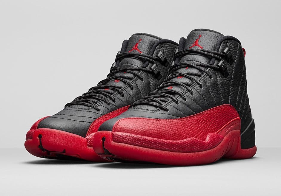 <b>Air Jordan XII</b>
<br>Este tenis se lanzó en 1997 y fueron conocidos como ‘el tenis de la gripe’, pues Jordan los usó durante el juego cinco de los finales de la NBA, donde anotó 38 puntos y ganó el partido a pesar de su condición; inspirados por la bandera japonesa.