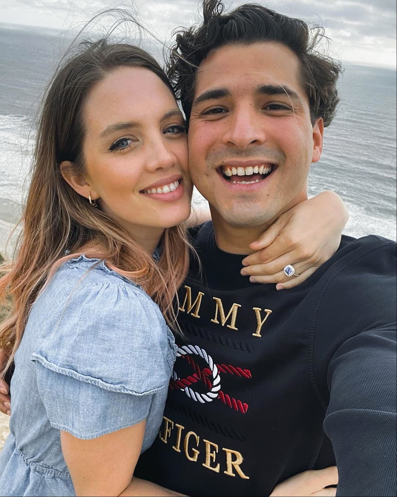 Julio Ramírez, guitarrista de Reik, se compromete con su novia Érika Batiz