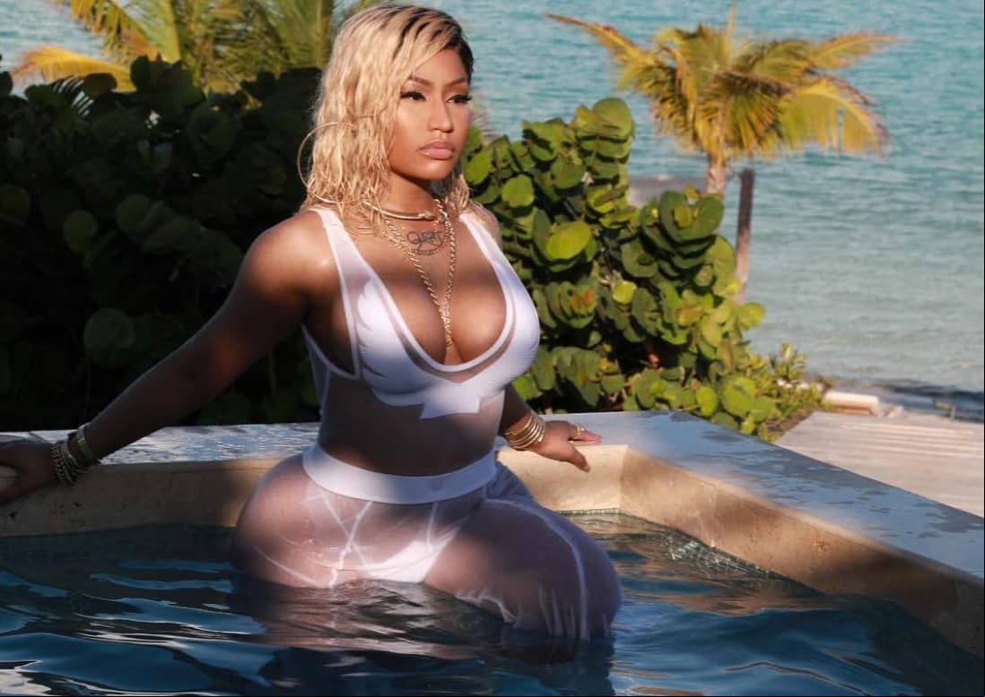 Nicki Minaj muestra sus voluptuosas curvas en traje de sexy sirena