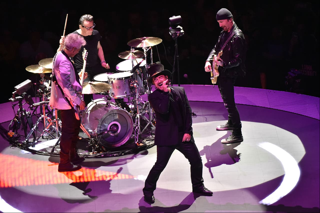 Bono, vocalista de U2, se lleva tremendo golpazo tras caída en concierto
