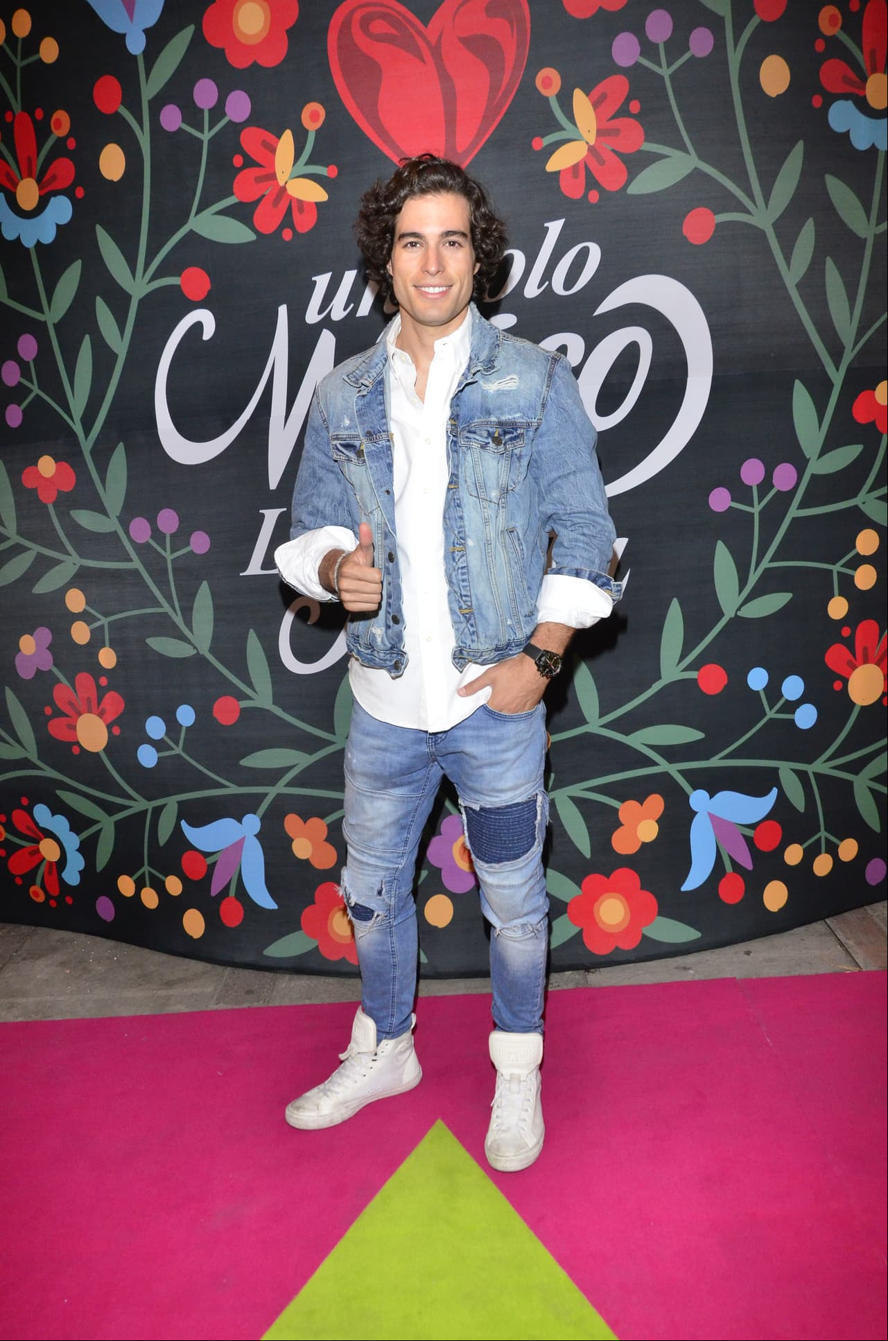 Danilo Carrera también estuvo presente en 'Un Solo México, La Fiesta' con un look'total denim'.
