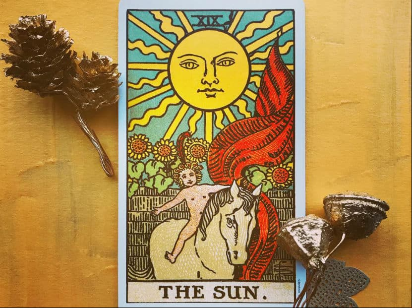 El Sol. Augura éxito, felicidad, unión feliz, armonía, amistad, reconciliación, gratificación, tranquilidad y pureza