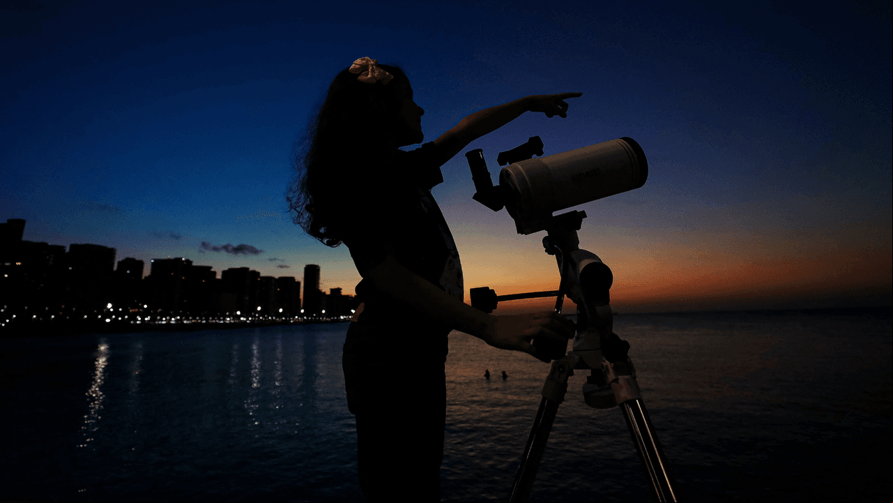 Niña con un telescopio