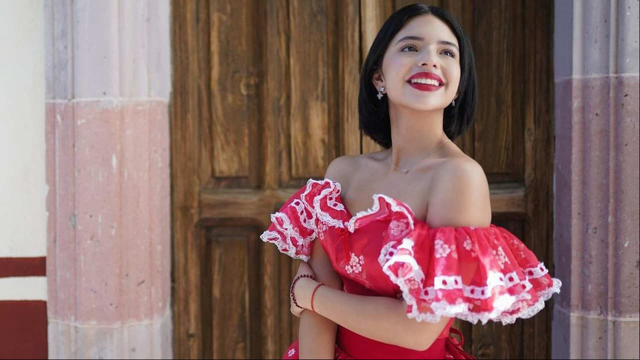 Así fue cuando Ángela Aguilar recibió un hermoso vestido michoacano