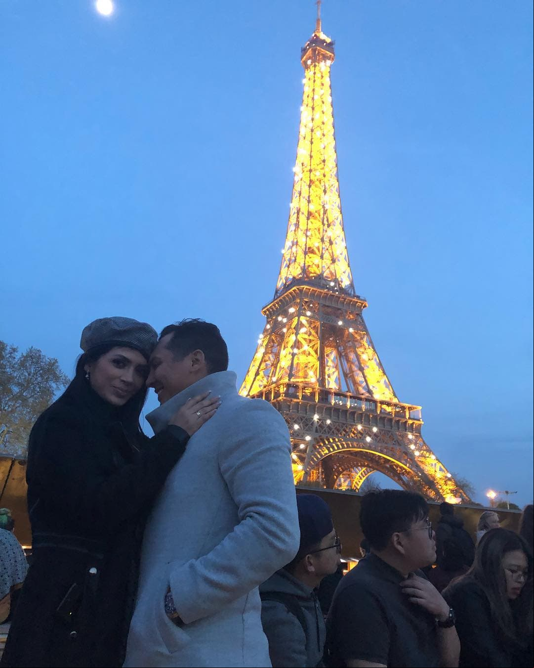 Una de las paradas obligatorias fue en la famosa Torre Eiffel donde posó con su prometida Kimberly Flores.