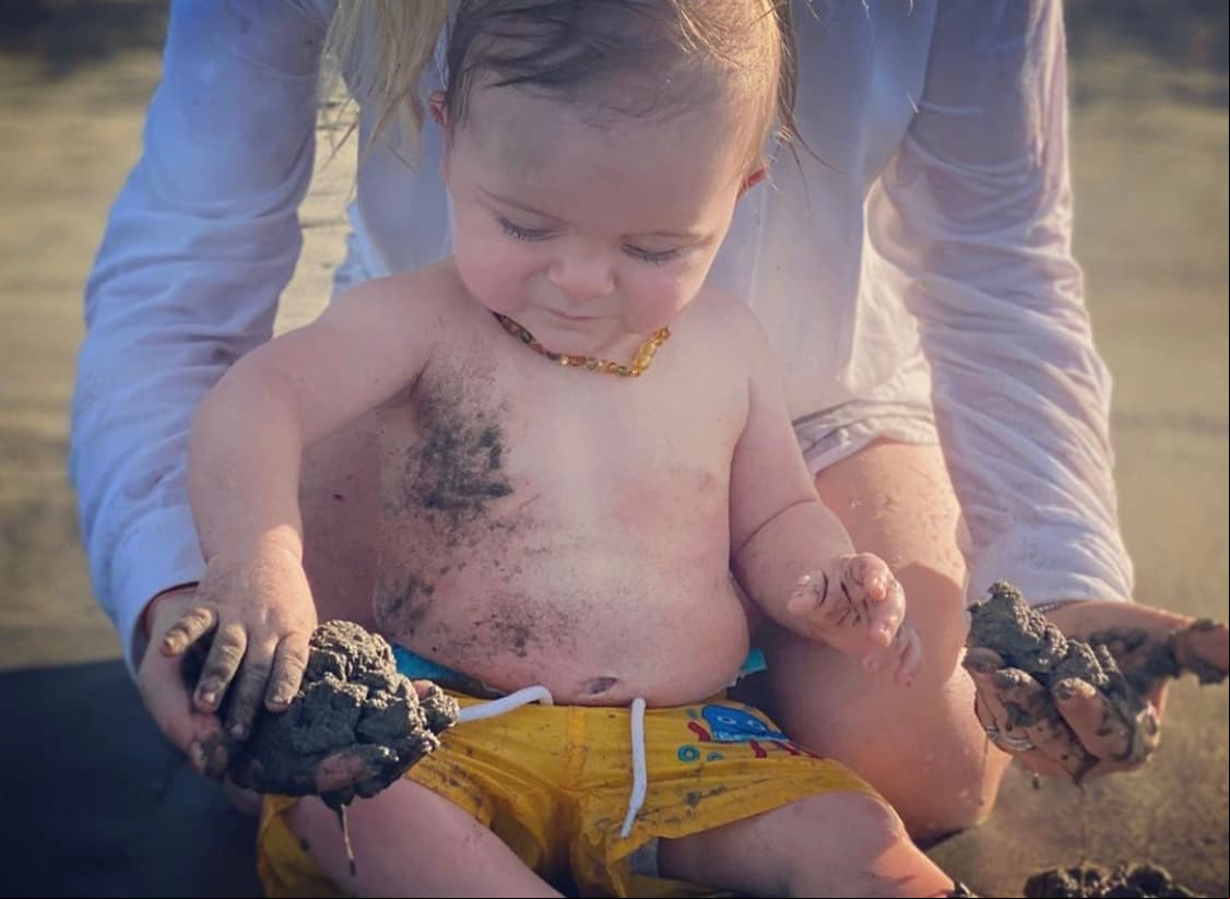Es así como el pequeño Emiliano ha disfrutado de unas tiernas vacaciones con sus padres en la playa, lugar que ha atestiguado la gran unión que existe en su familia.