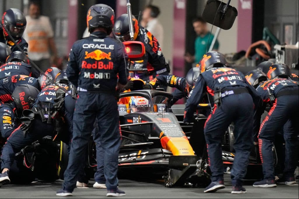 'Checo' Pérez ganó su quinta carrera en la Fórmula 1 en el Gran Premio de Arabia Saudita y su podio 28 en la máxima categoría del automovilismo.