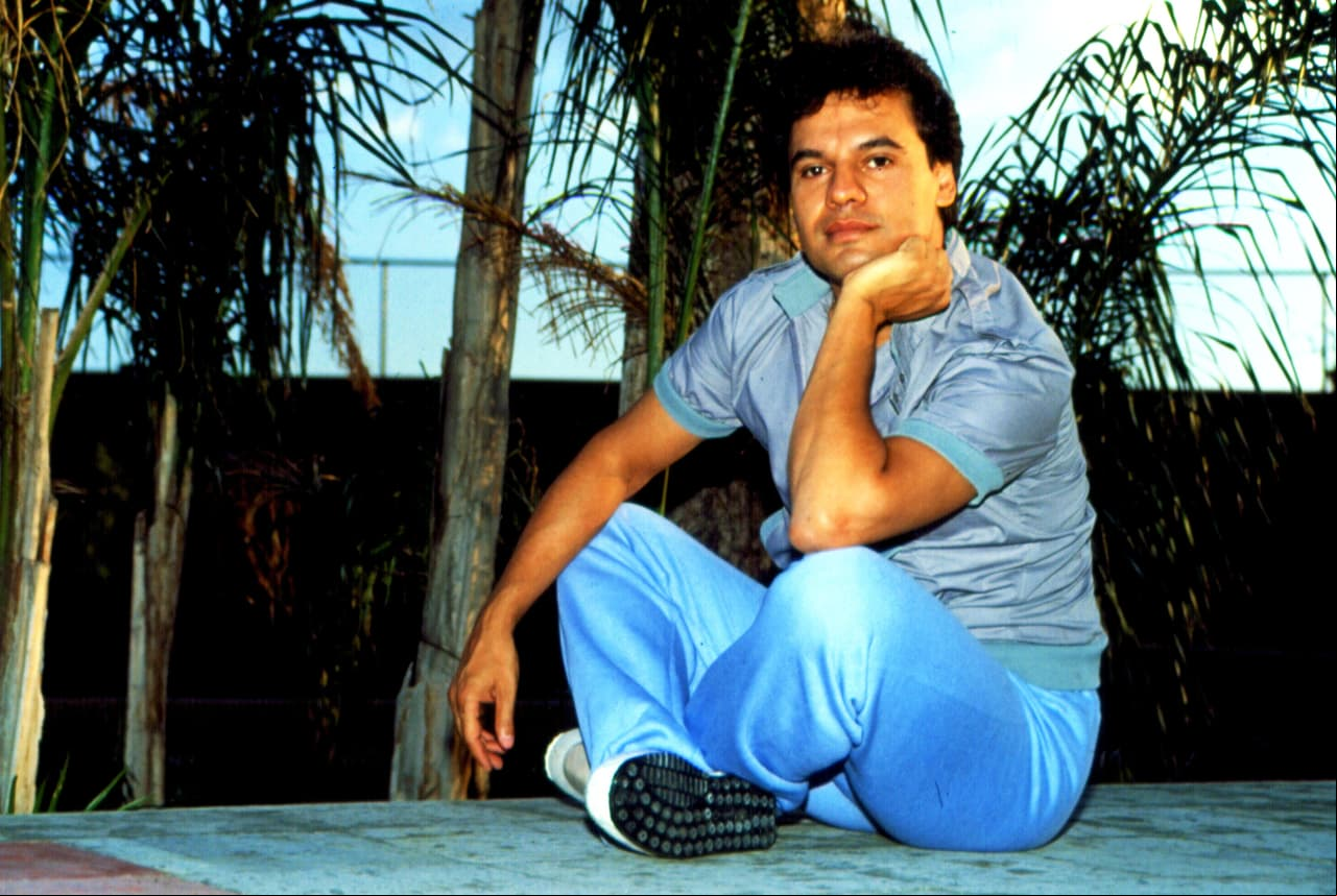 Su nombre real es Alberto Aguilera Valadez.