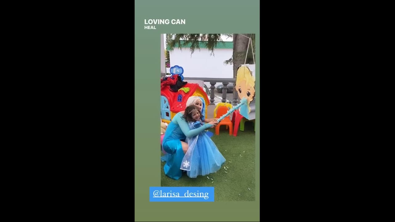 Isabella contó con un gran cartel con su nombre, una piñata en forma de una de las princesas de Disney y en el pastel incluso se observa el castillo de ‘Anna’ y ‘Elsa’.