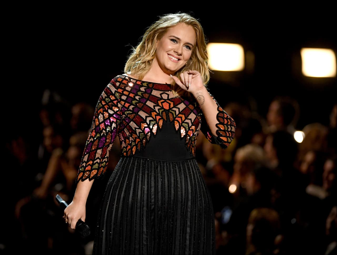 Adele es otra de las celebridades cuya transformación física sorprendió a millones se personas en 2020, pues publicó diversas imágenes que documentaron su pérdida de peso, la cual de acuerdo con información de diversos tabloides británicos ascendió a más de 68 kilos.
