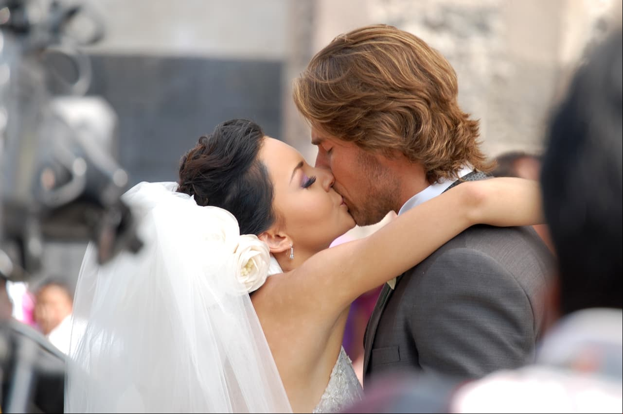 A pesar de tener que lidiar con su exnovio en plena boda, finalmente ‘Teresa’ se casa con su amado ‘Arturo’ en la telenovela homónima de 2010.