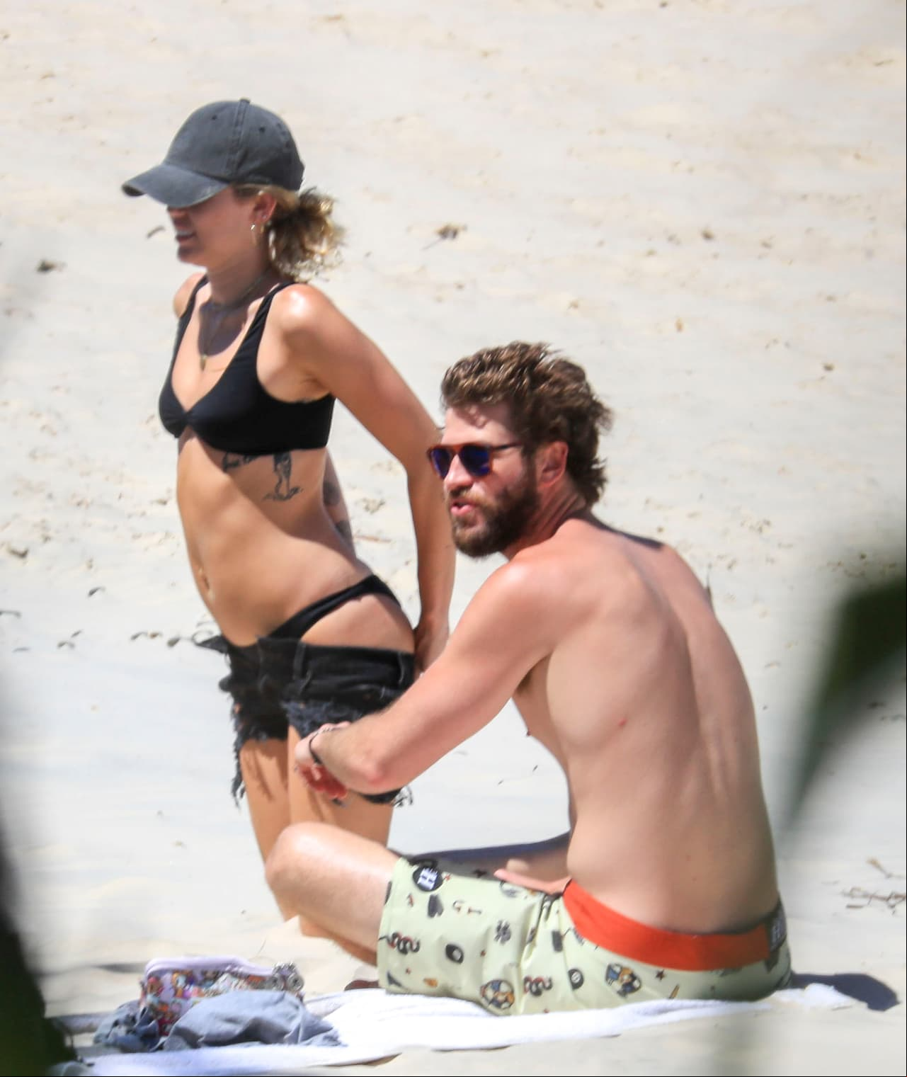 Photo © 2018 Splash News/The Grosby Group  EXCLUSIVE Byron Bay, Jan 18 2018 Miley Cyrus and Liam Hemsworth hit the beach in Byron Bay as they continue their Aussie summer vacation. Pictured: Miley Cyrus and Liam Hemsworth