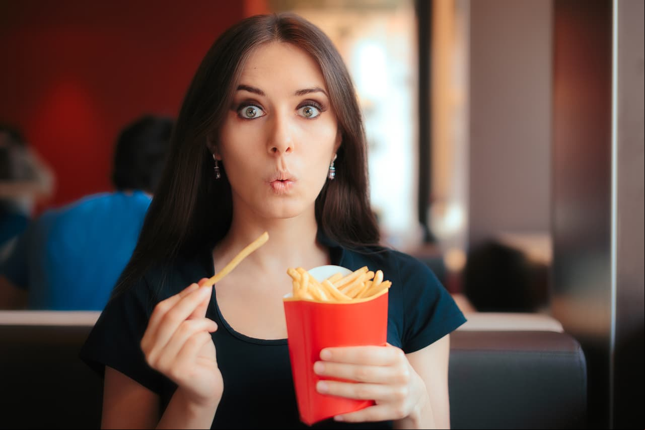 ¿Sientes que se te cae mucho el cabello? ¡Checa qué alimentos debes eliminar de tu dieta para frenar esta situación!