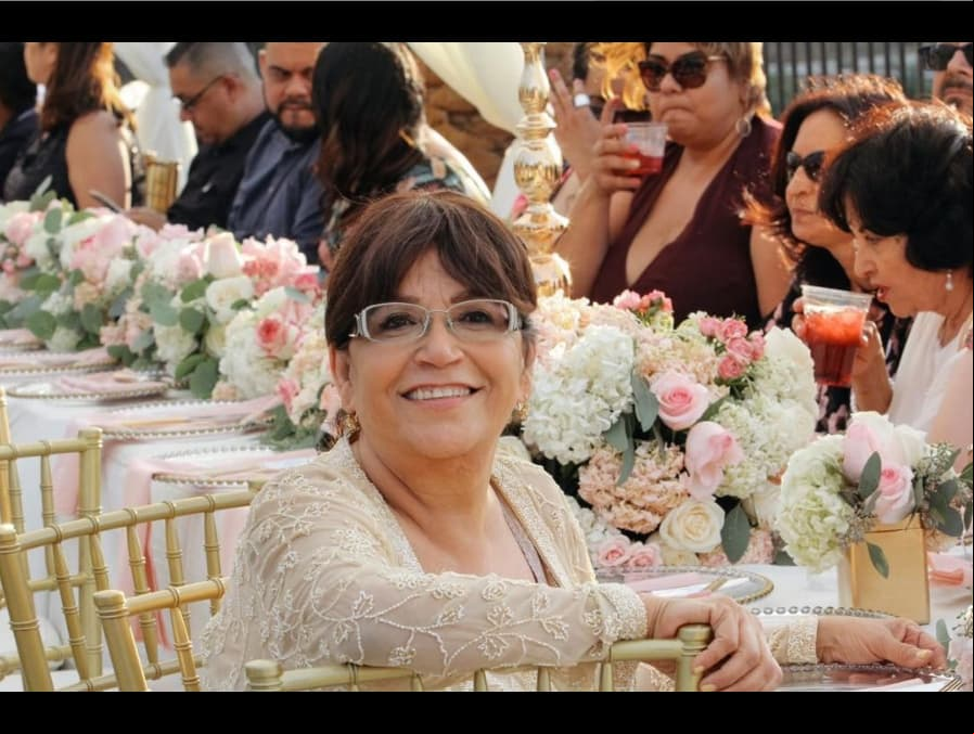 De acuerdo con la información de Univisión, Don Pedro Rivera conoció en un concurso de canto, en 1958, a Rosa Saavedra, en Hermosillo, Sonora, cuando él tenía 15 años, mientras que su ahora exesposa tenía 14.