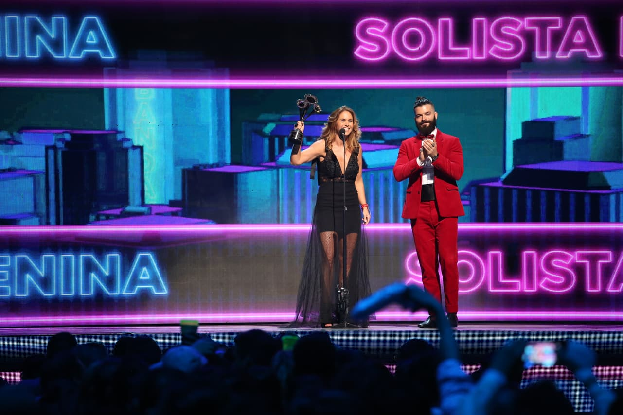 Adrián Di Monte entregó a Lucero el premio como Mejor Solista Femenina.
