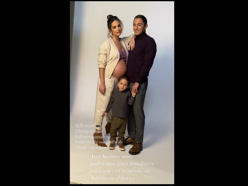 “Ayer hicimos unas padrísimas fotos familiares para tener el recuerdo de Amelia en el horno”, anotó la modelo en sus historias.
