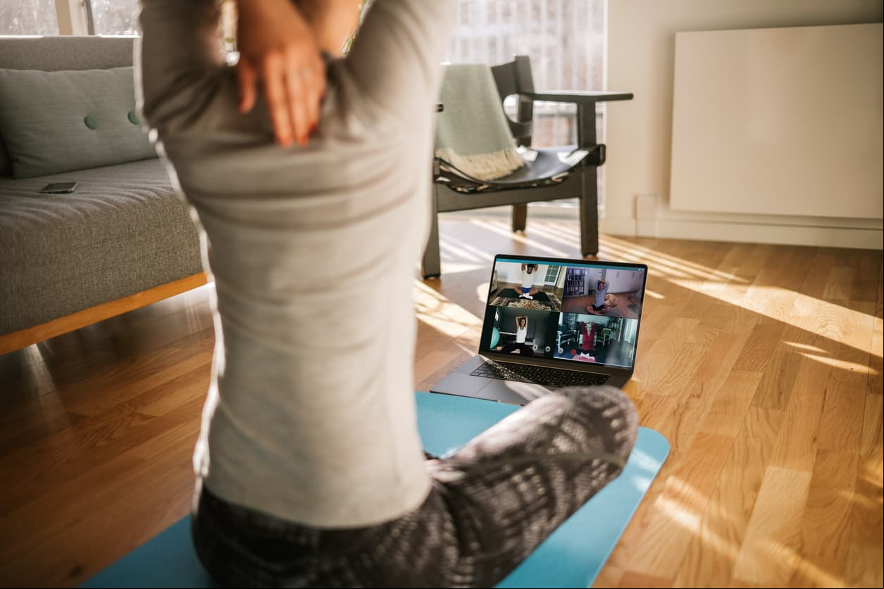 Clases de YogaEl yoga puede ser una excelente opción para llenarte de energía, aumentar tu concentración y tener mejor estado de ánimo. Hay varias plataformas online para ello, como Gaia, el cual encuentras sencillos filtros para seleccionar la clase ideal con la duración, objetivo, nivel o estilo que se prefiera. Con profesores de renombre mundial, su costo en más bajo que un acudir a un centro presencial.