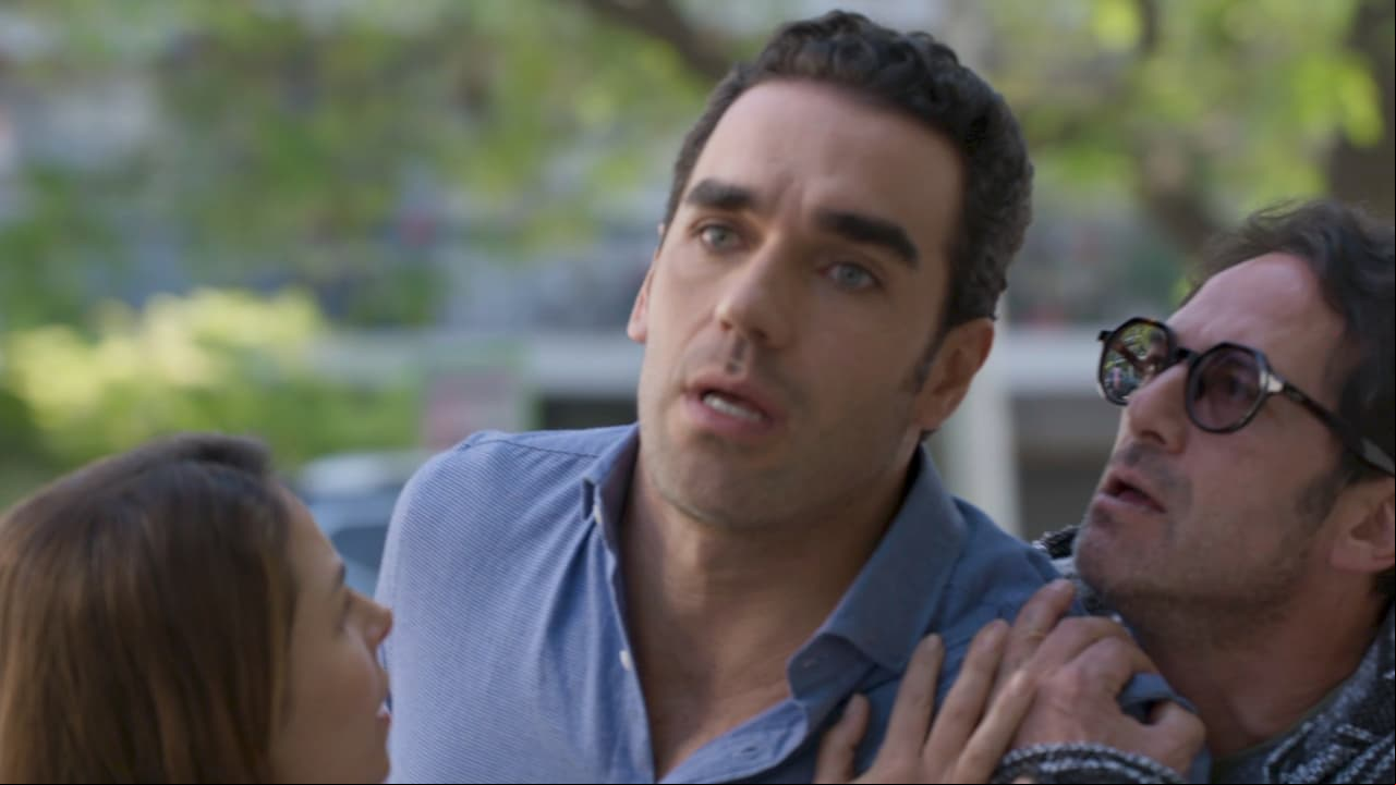Pero Óscar, quien vive obsesionado con Paula, no permitirá que alguien le arrebate su corazón y hiere a Rogelio por la espalda. ¿Qué pasará? Velo en "Eternamente amándonos", en su semana de estreno, de lunes a viernes a las 4:30 p.m. con Las Estrellas.