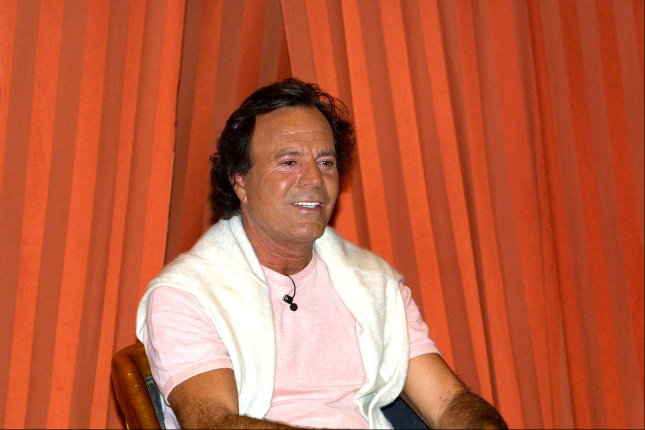 Si estos planes se concretan, las gemelas estarían alejándose por completo del legado musical de su padre, el cantante Julio Iglesias, quien por más de 50 años se ha consolidado en la música de habla hispana.