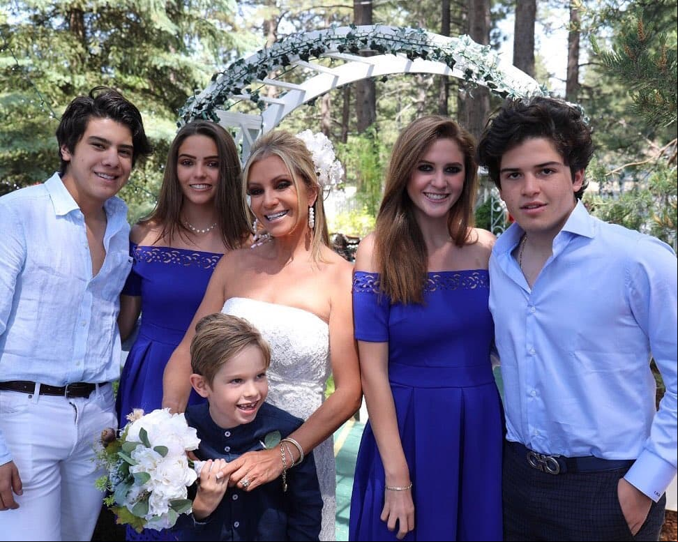 Daniela Castro a los 42 años. Luego de tener a sus hijas mayores; Daniela y Alexa, la actriz recibió a su hijo Gustavo en enero de 2013, cuando tenía 42 años.