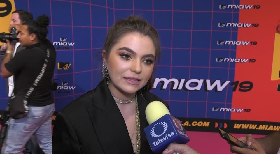 Sofía Castro llama la atención por lucir peculiar medalla con imagen de Jesús Malverde