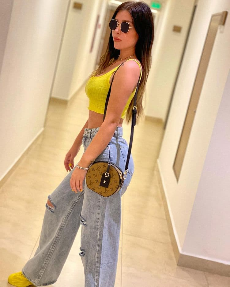 "De ser la chica que tenía las boobs enormes pase a ser la chica enferma con unos senos pequeños que me están dañando, ahora volveré a tener unas boobs sin implantes y mucho más pequeñas. Y me aceptaré tal y como quede no volveré a modificar mi cuerpo", compartió entonces.