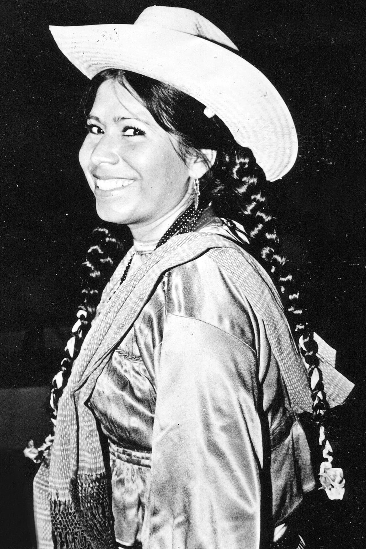 María Elena Velasco nació el 17 de diciembre de 1938 en Puebla, México. Hija de padre español y madre mexicana, Velasco pasó sus primeros años de vida en aquel estado, antes de crecer y reubicarse en la Ciudad de México, donde comenzaría su carrera como vedette en el Teatro Blanquita.