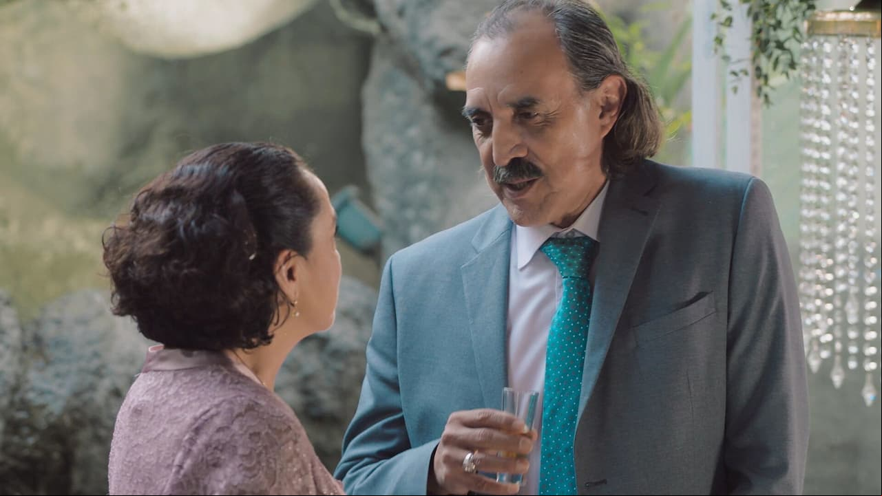 Hilario confiesa por fin su amor a Elena y hasta matrimonio le pide
