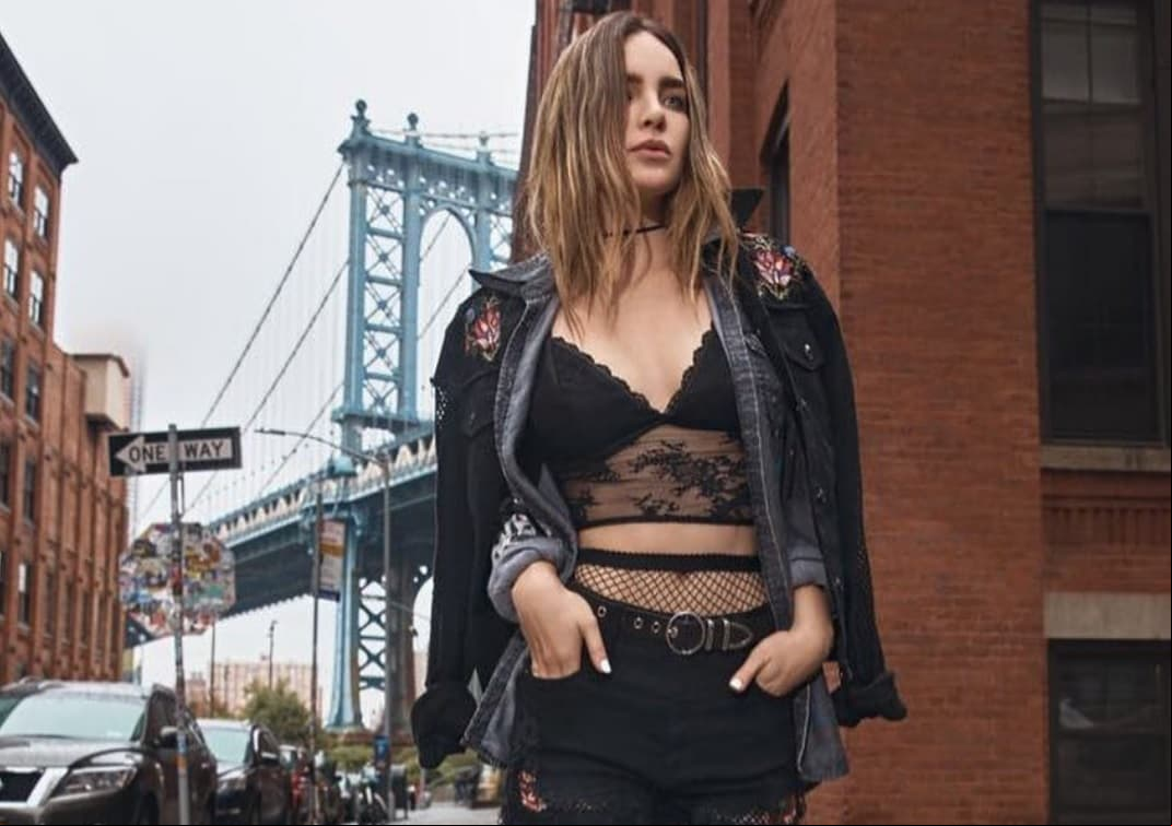 Belinda se muestra atrevida y topless