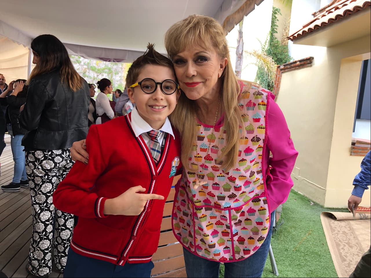 'Justito' (Tadeo Bonavides) con su abuelita 'Renata' (Zully Keith).