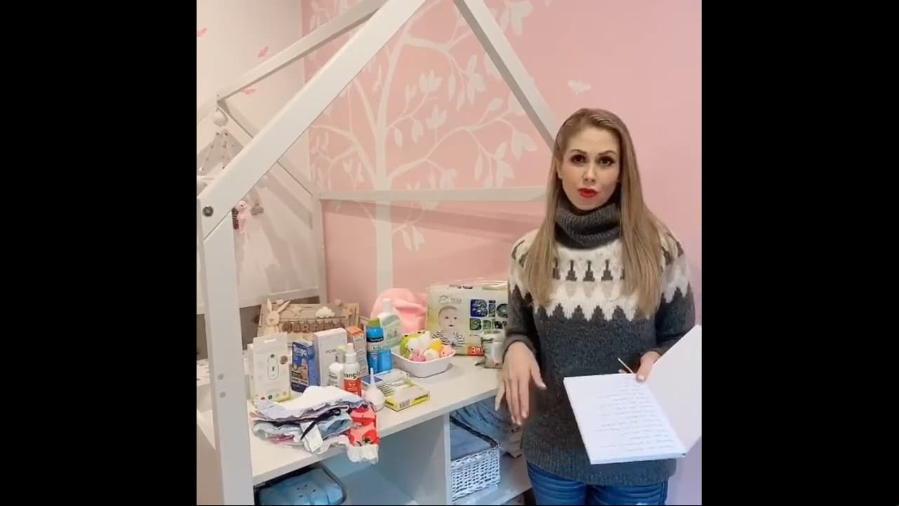 Sin embargo, su cuarto es uno de los rincones que más llaman la atención y es que la actriz decidió decorarlo todo en tonos rosas y blancos.