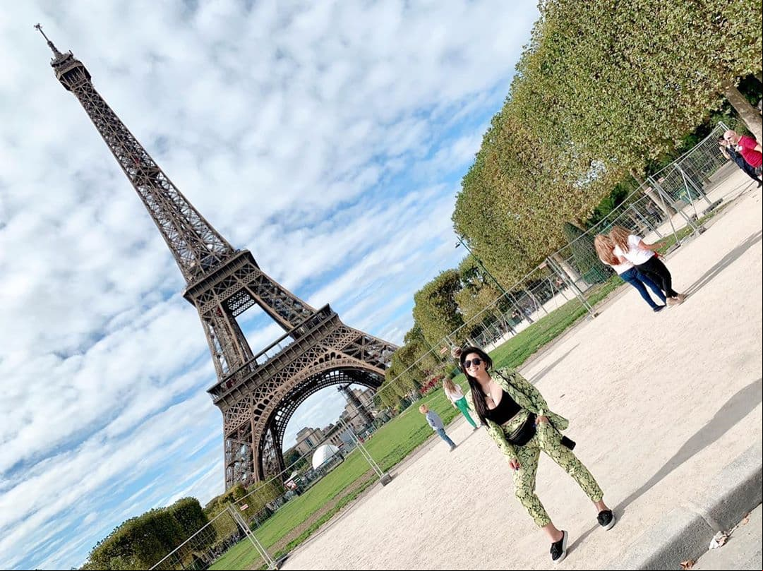 “Me siento emocionada, ¿y tú?”, compartió la conductora, posando una vez más frente a la Torre Eiffel.