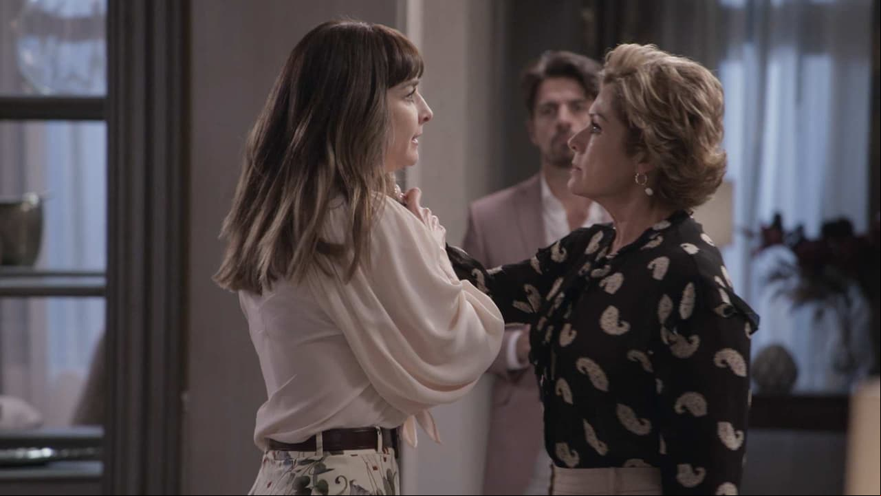 Victoria intenta golpear a Renata