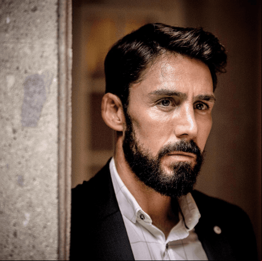 ¿Qué te gusta actuar más? ¿Besos apasionados o sabrosas cachetadas? “Jajaja besos apasionados siempre… salvo que sea yo quien dé las sabrosas cachetadas en vez de recibirlas”.
