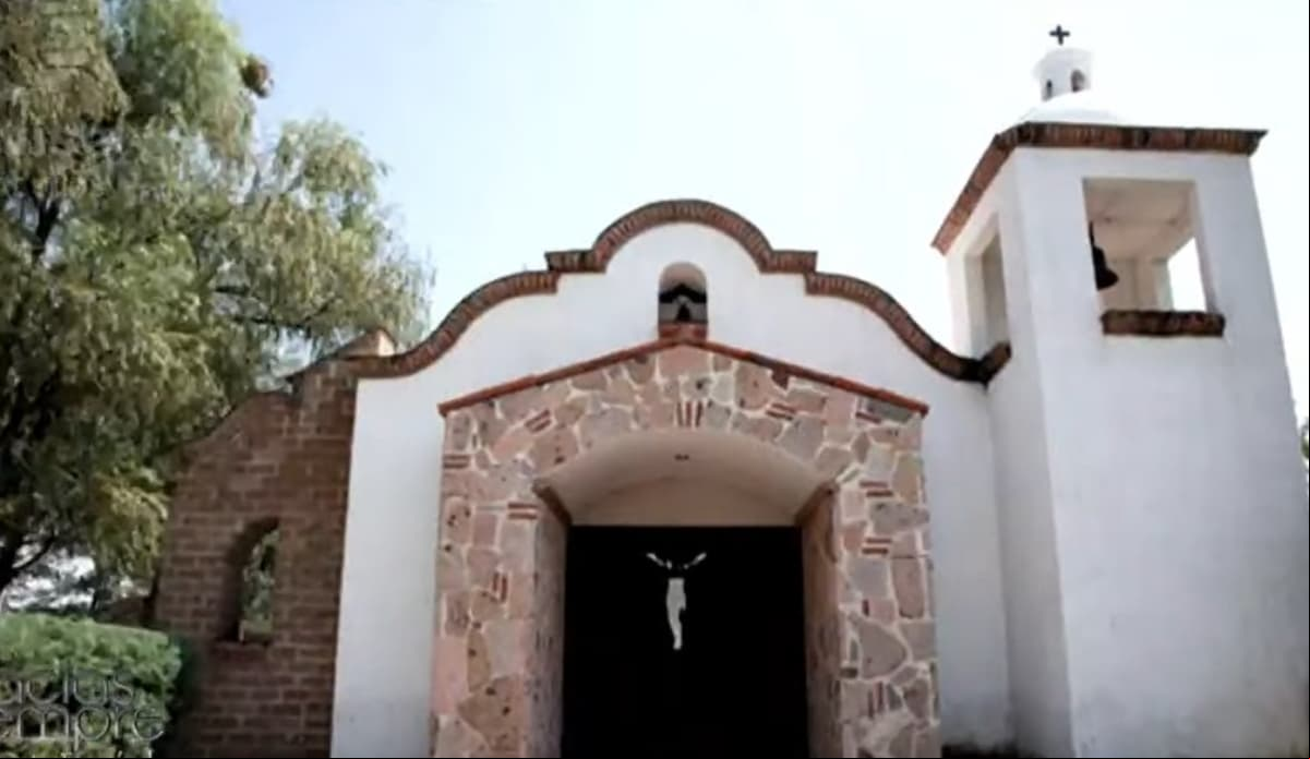 En el rancho ‘Los Tres Potrillos’ hay una capilla, en la cual caben hasta 120 personas y que ha fungido como escenario para el bautizo de varios  de la dinastía Fernández; la silueta del cristo de la entrada fue diseñado por el cantante.