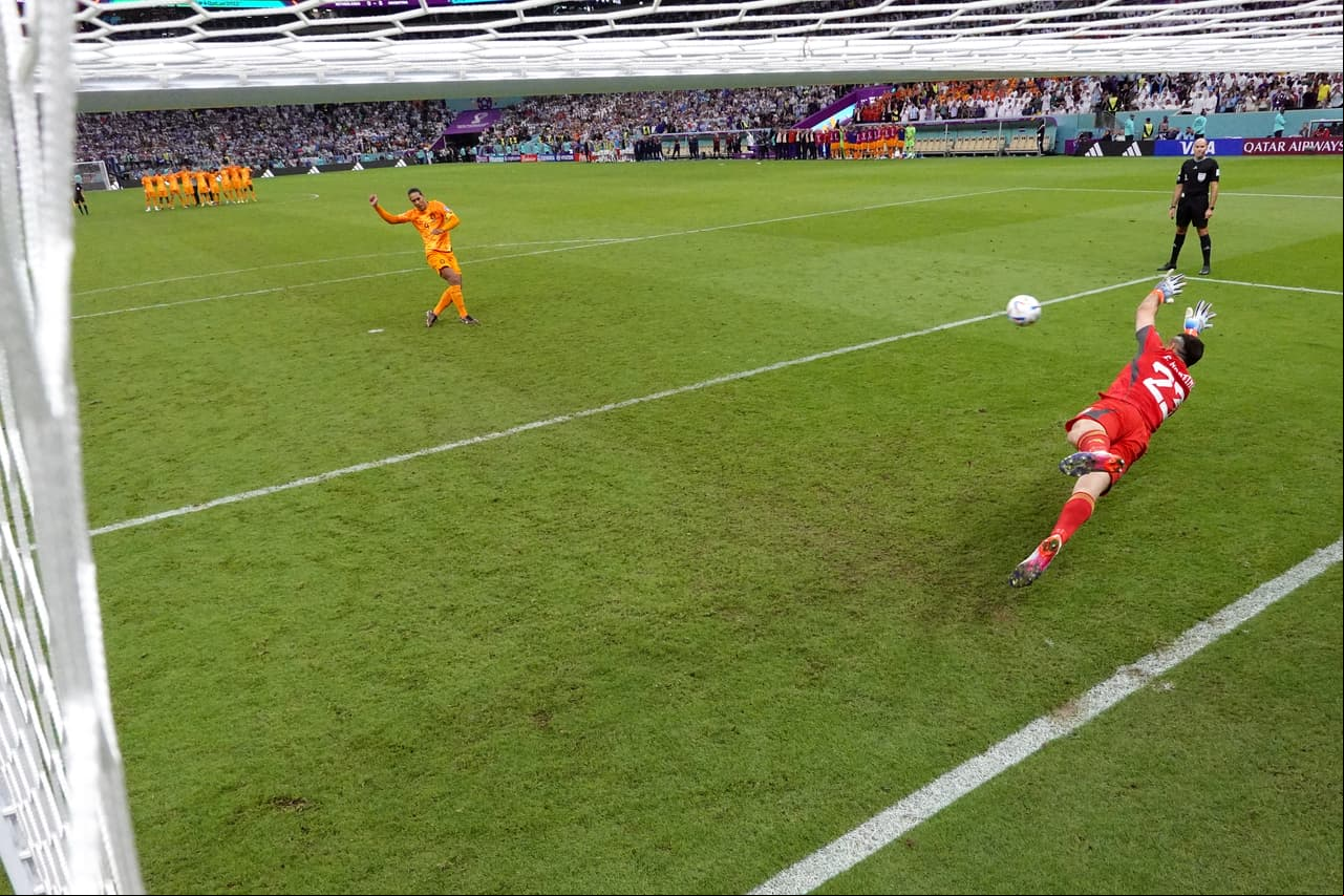 Argentina y Holanda se enfrentaron en tiempos extra y definieron en tanda de penaltis el pase a las semifinales donde la albiceleste consigue el boleto mientras que los Paises Bajos se convierten en el primer equipo que los pamperos eliminan en instancia de tiros de castigo.