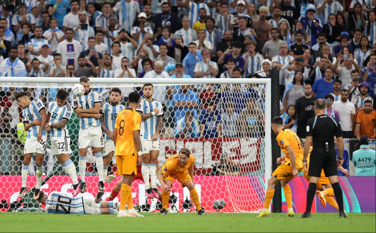 Argentina y Holanda se enfrentaron en tiempos extra y definieron en tanda de penaltis el pase a las semifinales donde la albiceleste consigue el boleto mientras que los Paises Bajos se convierten en el primer equipo que los pamperos eliminan en instancia de tiros de castigo.