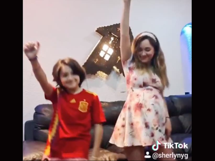 En compañía de su sobrino Diego, la intérprete mexicana abrió su cuenta de TikTok el pasado 21 de abril, bailando al ritmo de ‘Laxed’ de Jawsh 685.
