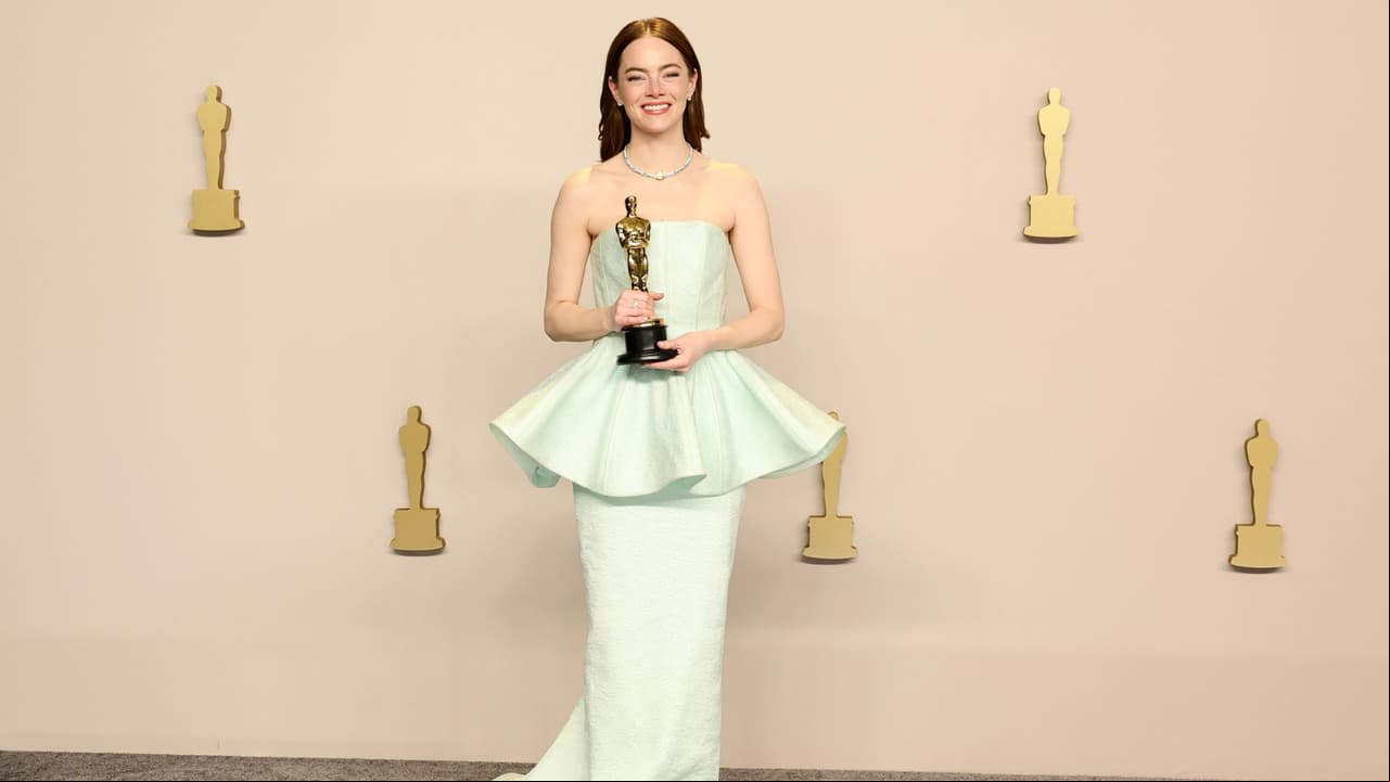 Emma Stone tras recibir su estatuilla a Mejor actriz en los Premios Oscar 2024.
