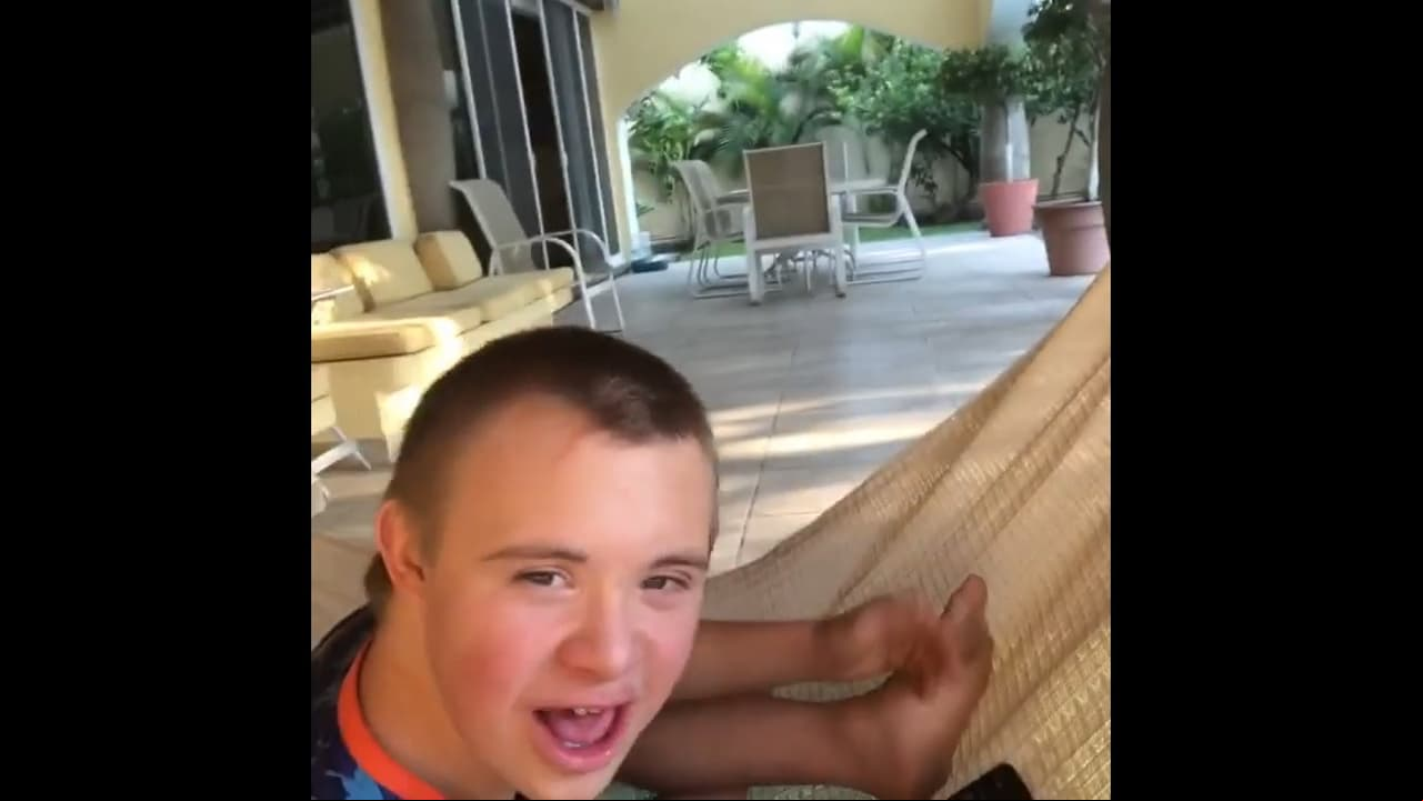Junto a su hijo Luciano, la actriz ha presumido el jardín que tiene, donde hay un comedor para exteriores.