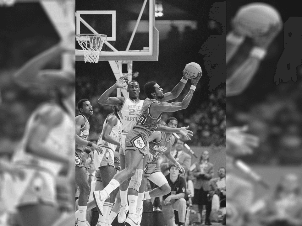 Su mejor tiro no fue en la NBA, sino en Carolina del Norte con los Tar Heels. Jordan puso el balón en el ala y perforó un puente para anotar el punto ganador contra las Hoyas de Georgetown de Patidk Ewing.