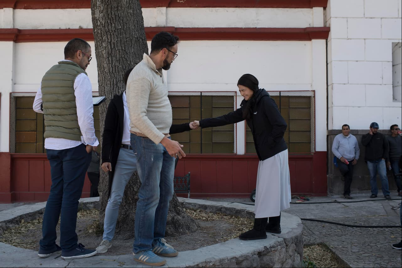 Todo inició con un ensayo previo, en el que actores y director de escena realizan cada movimiento tal como sucederá al momento de grabar...